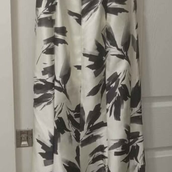 Amsale Strapless Brushstroke Detail Formal Evening Wedding Trumpet Gown, Size 6 - Picture 3 of 7